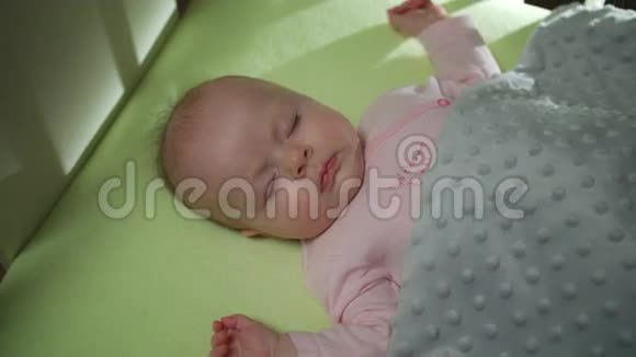 睡婴娃娃近景拍摄视频的预览图