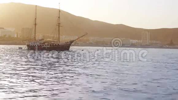 位于加那利群岛的AronaTenerife南部老式船上的洛斯克里斯蒂亚诺斯海滩视频的预览图