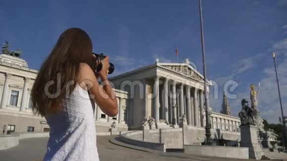 拍摄欧洲建筑的女人视频的预览图