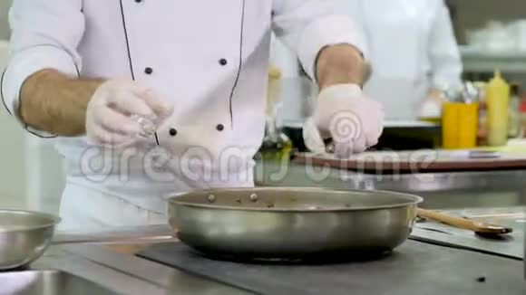 厨师在餐厅的厨房里煮蔬菜视频的预览图