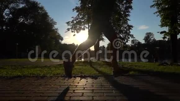 公园里男跑者日落剪影的超级慢动作稳定片段视频的预览图