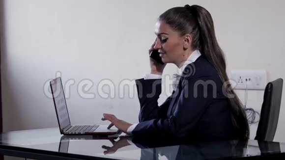 年轻的商务女性玩手提电脑视频的预览图