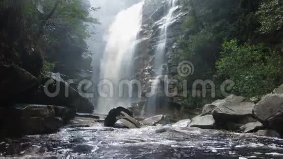 查帕达迪亚曼蒂娜的瀑布视频的预览图