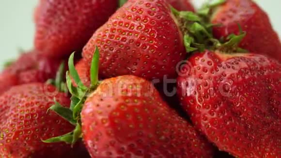 新鲜的草莓很接近视频的预览图