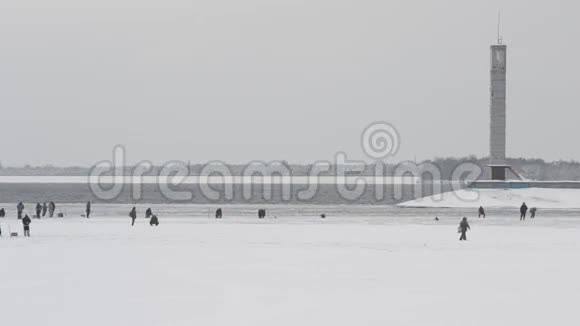 许多冬天的渔民在冰上垂钓视频的预览图