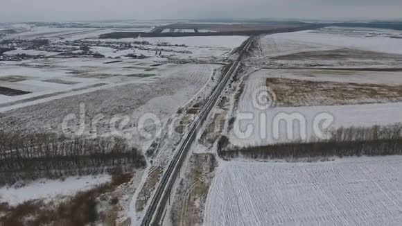 空中镜头冬天空铁路从上面看视频的预览图