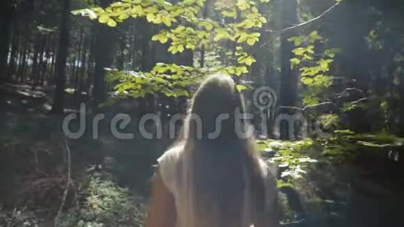 白种人妇女在森林中行走的后景视频的预览图