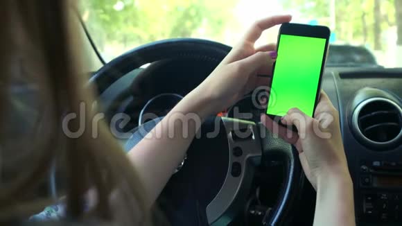 女司机特写车内绿屏城市背景绿屏铬键4k视频的预览图