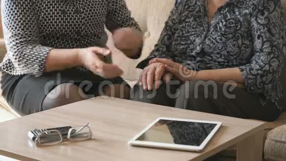 女人握着一个老女人皱皱的手视频的预览图