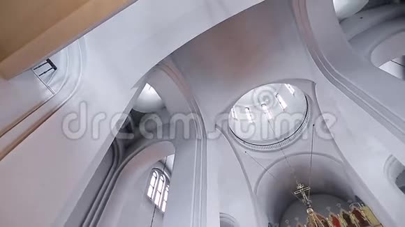 带有尖拱的美丽大教堂内部视频的预览图