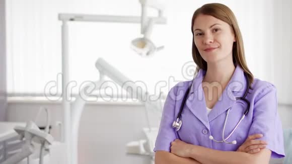 站在医院病房的专业女医生画像带听诊器的女医师视频的预览图