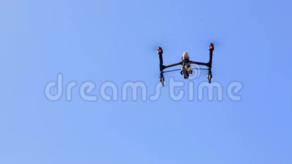 无人机正在从男性手中起飞年轻的释放直升机在日落场飞行视频的预览图