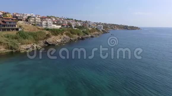 黑海小镇索佐波尔附近的布尔加斯在夏季用无人驾驶飞机射击沙滩视频的预览图