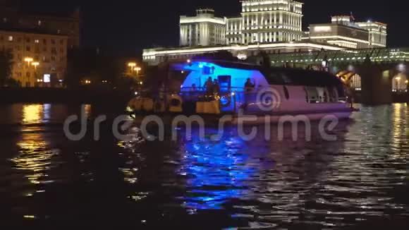 城市河流上游船的夜间交通视频的预览图