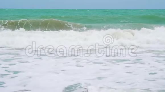慢动作热带岛屿海岸的海浪视频的预览图