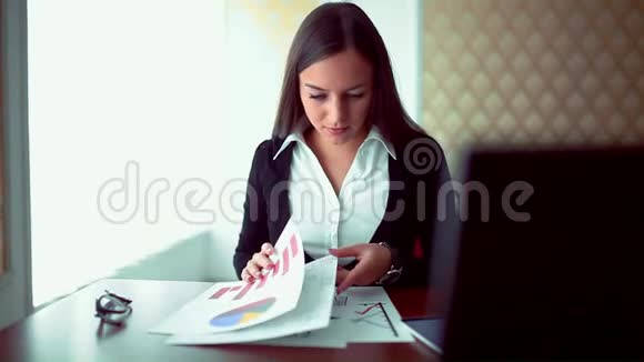 女商人拿着文件在咖啡店工作年轻女孩坐着平板电脑在咖啡馆的生活方式严重视频的预览图