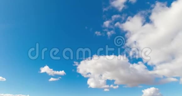 蓝天上的一圈白云时间流逝气候变化视频的预览图