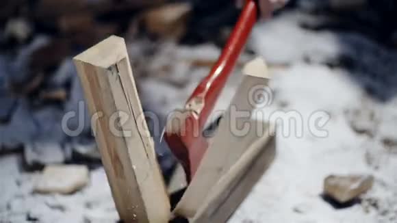 预言家用斧头砍木头慢慢地视频的预览图