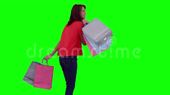 女人挥舞着购物袋视频的预览图