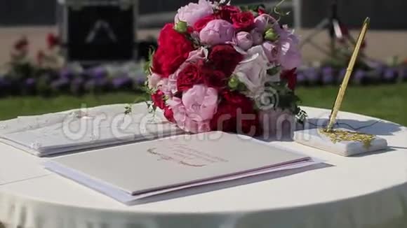 为新婚夫妇装饰带有紫罗兰和紫色花朵的结婚拱门和登记台阳光照亮视频的预览图