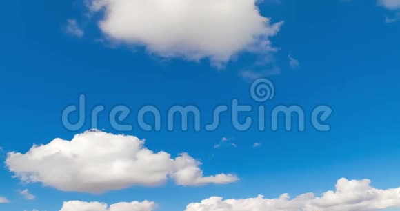 蓝天上的一圈白云时间流逝气候变化视频的预览图