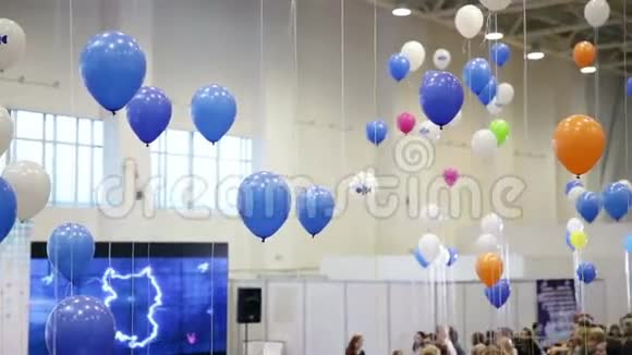 气球挂在礼堂里视频的预览图