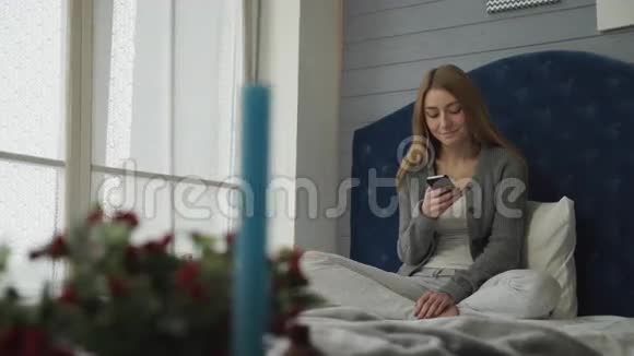 坐在床上上网的女孩视频的预览图