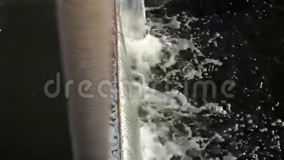 夏天河坝里流水混凝土和金属结构中的水滴特写视频的预览图