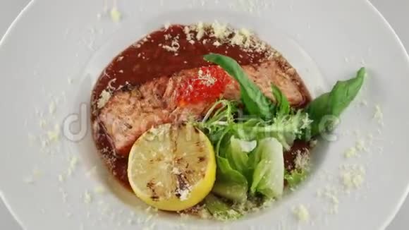 红番茄酱和鱼子酱中的鲑鱼视频的预览图