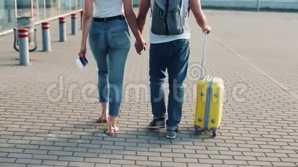 幸福的年轻夫妇带着行李去机场或火车站附近旅游度假度假的概念视频的预览图