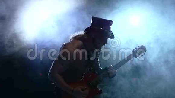 莫斯科情感脱衣舞男弹低音吉他视频的预览图