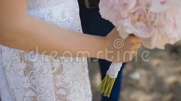 新娘的婚礼花束是粉红色的视频的预览图