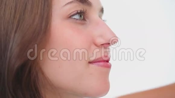 微笑的女人用理发师做头发视频的预览图