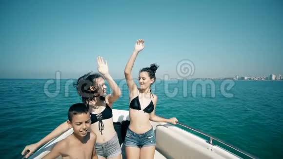 快乐的年轻人在船上玩视频的预览图