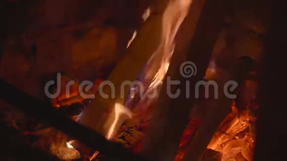 温暖舒适的火炉放在一个砖砌的壁炉里视频的预览图