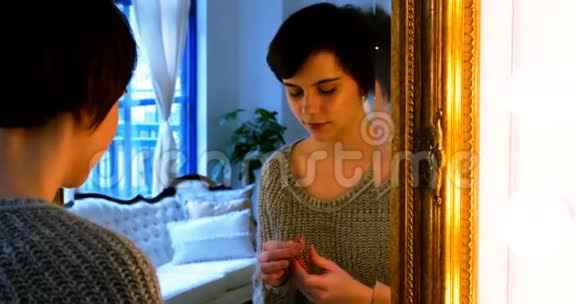 女人一边涂口红一边照镜子视频的预览图