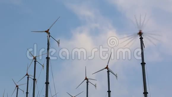 风车能源和蓝天视频的预览图