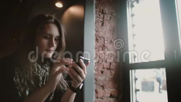 特写肖像4k阁楼咖啡馆的女士使用她的智能手机触摸屏设备视频的预览图