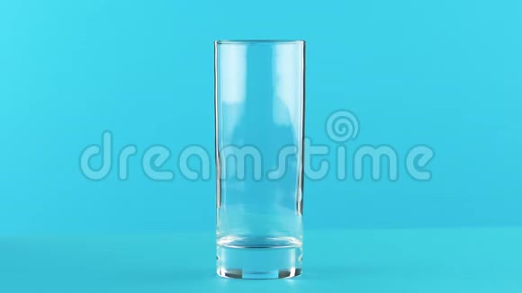 4K奶冷饮料的特写镜头在演播室里变成玻璃蓝色背景视频的预览图