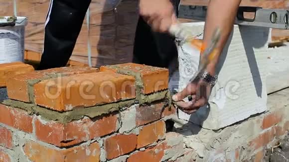 在露天建筑工地上铺砖视频的预览图