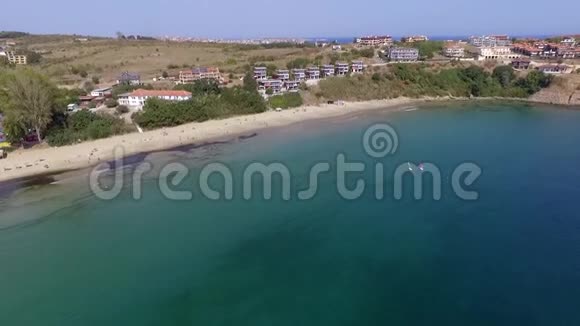 黑海小镇索佐波尔附近的布尔加斯在夏季用无人驾驶飞机射击沙滩视频的预览图