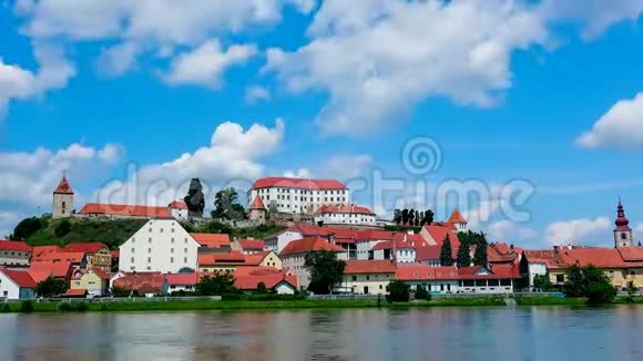 斯洛文尼亚普图吉斯洛文尼亚最古老的城市全景有一座城堡从山上俯瞰老城云层视频的预览图