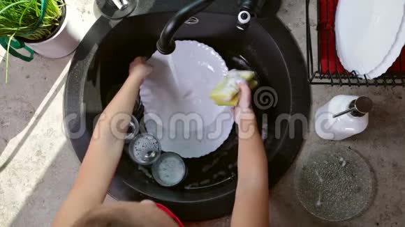 儿童手洗盘子俯视图视频的预览图