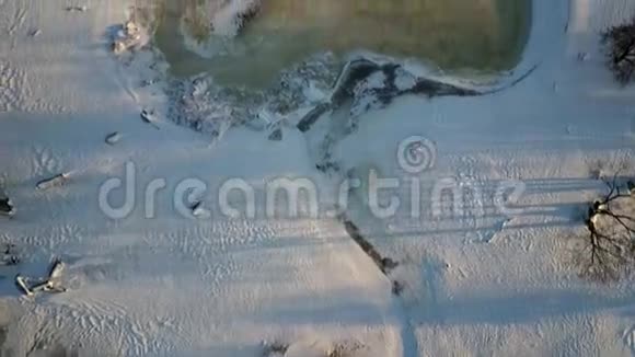 鸟瞰日落时在公园上空飞雪视频的预览图