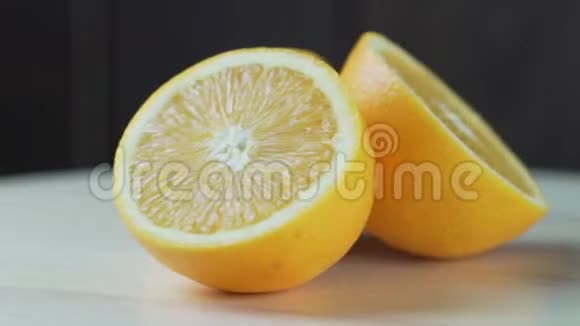 木桌上的橘子视频的预览图