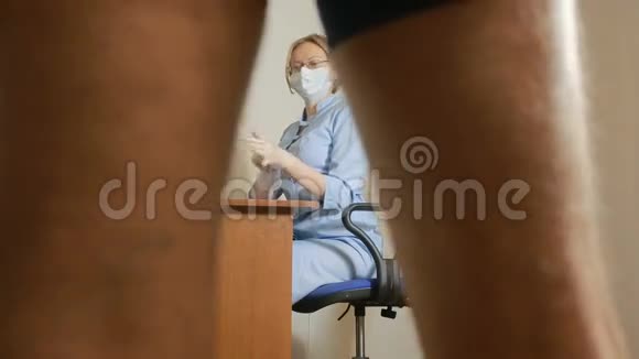 一个人由泌尿科医生检查女医生检查视频的预览图