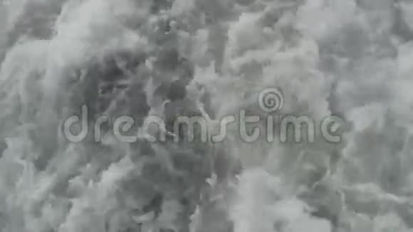 从船的背面喷出水沫视频的预览图