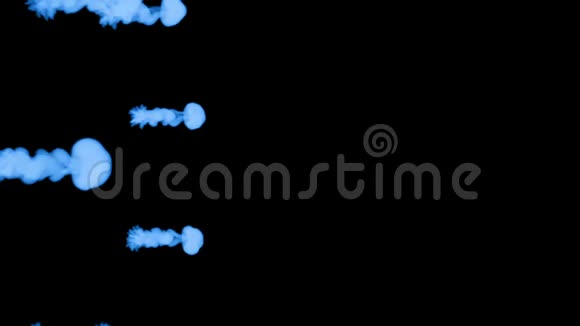 黑色背景上的蓝色荧光墨水三维渲染与卢马哑光11视频的预览图