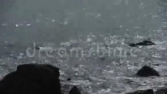 海上海浪海浪拍打着岩石视频的预览图