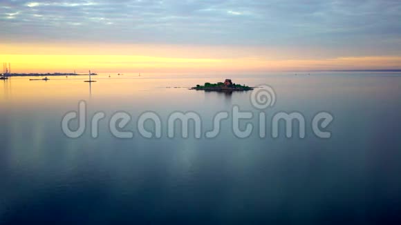早上可在海上观赏小岛美景和美丽的灯光视频的预览图